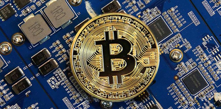 Курс биткойна обвалился на треть