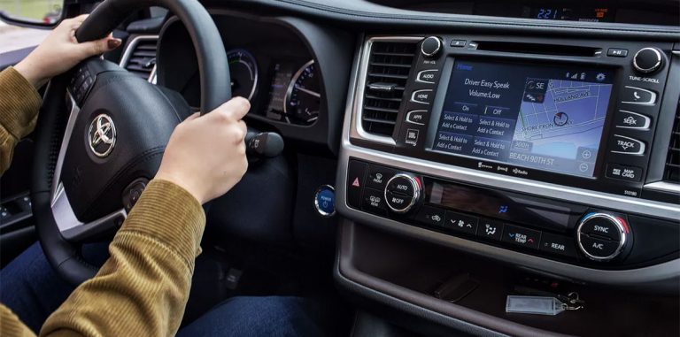 Toyota добавит в свои автомобили ассистента Alexa от Amazon
