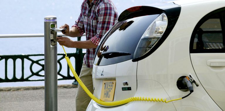 Автопроизводители уже инвестировали в электромобили более $90 млрд