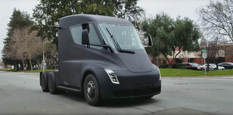 Электрогрузовик Tesla Semi впервые замечен на обычной дороге