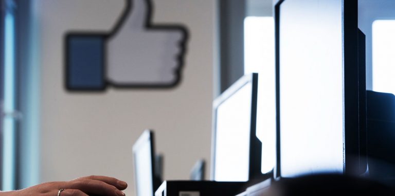 Facebook признала негативное влияние соцсетей на демократию