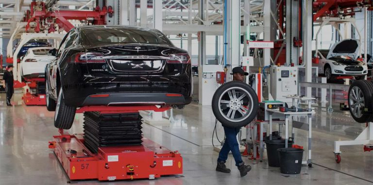 Tesla «клепает» батареи Model 3 вручную в надежде уложиться в сроки