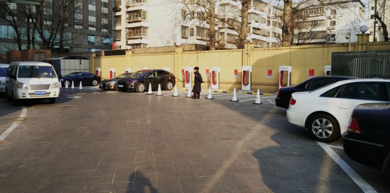 Tesla открыла в Пекине крупнейшую Supercharger-станцию мира