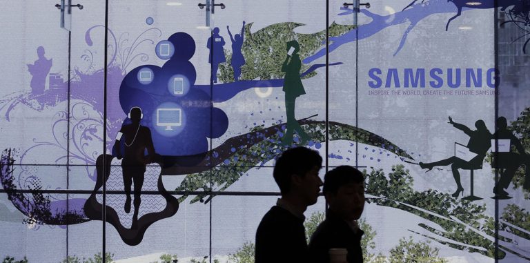Samsung выпустит складные OLED-смартфоны в этом году