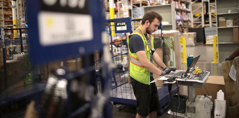 Amazon запатентовала браслеты для контроля за сотрудниками