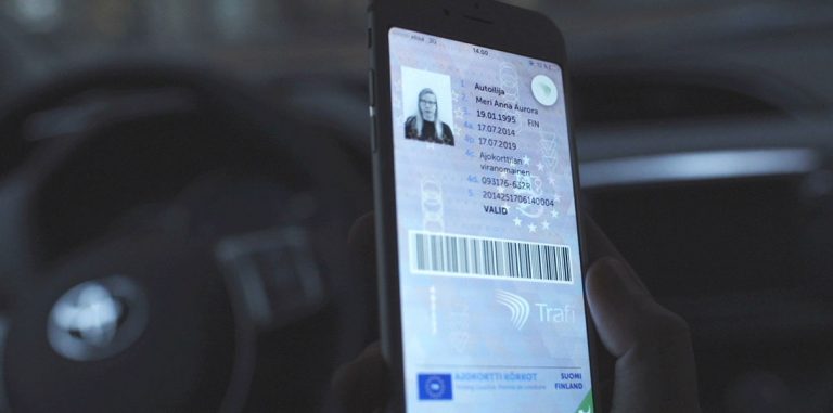 В Финляндии начались испытания водительских прав в смартфоне