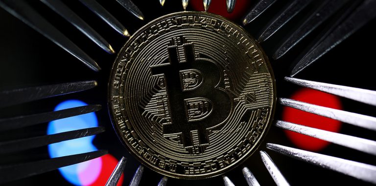 Курс биткойна обвалился в три раза с декабрьского максимума