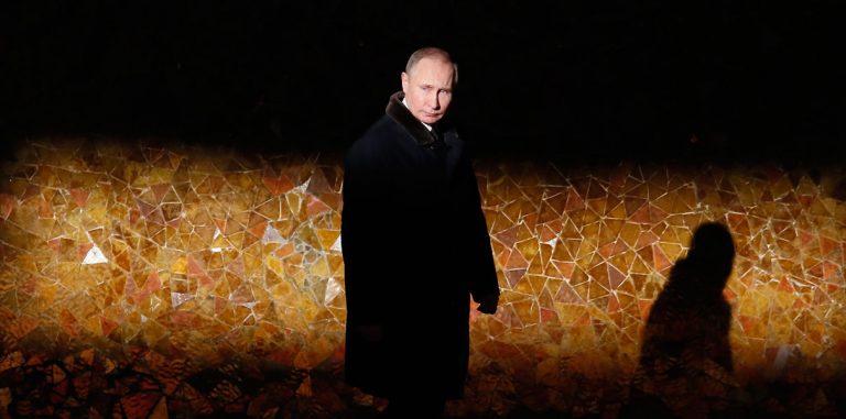 Путин поручил провести масштабные исследования генома в РФ