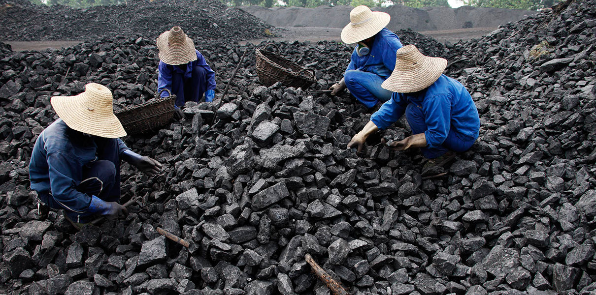 Уголь в воздухе 3. Истощение полезных ископаемых в Китае. Много природных ресурсов картинка. Социальный уголь для населения. Coal Reserves in Russia.
