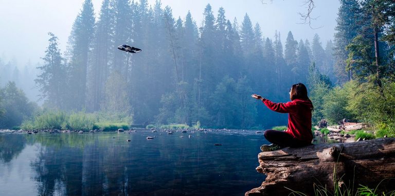 Автономная летающая камера Skydio ориентируется в самом густом лесу