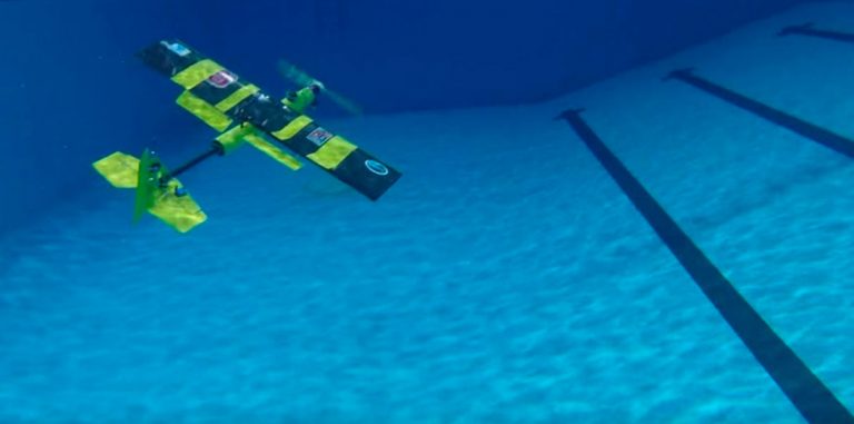 Дрон с жестким крылом EagleRay способен летать и плавать под водой