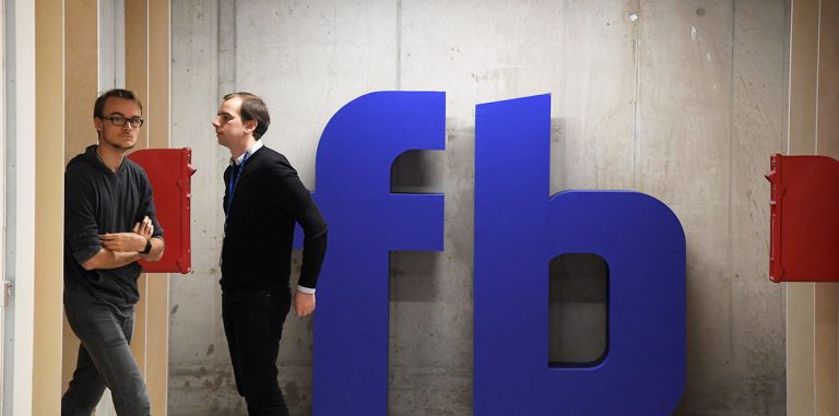 Facebook в июле представит сразу две умные колонки