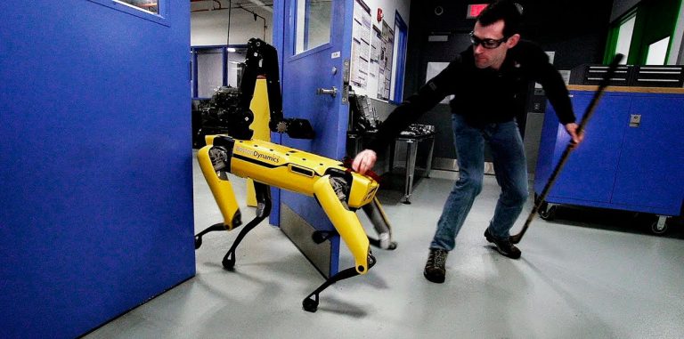Boston Dynamics показала противостояние человека и робота