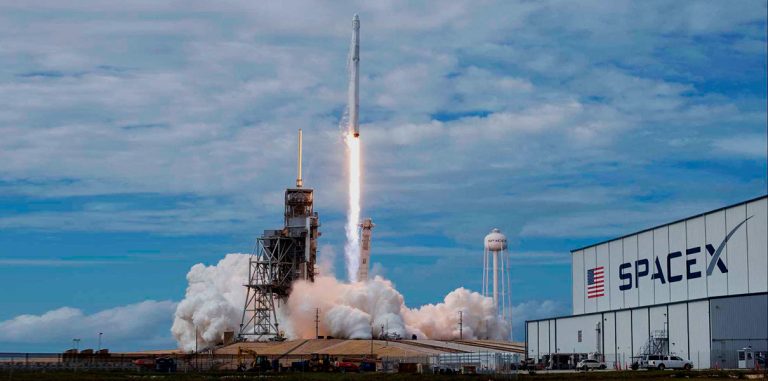 SpaceX успешно запустила тестовые спутники для передачи интернета