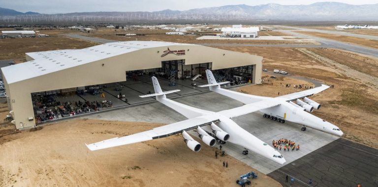 Stratolaunch Systems поднимет в воздух самый крупный в мире самолет уже летом 2018 года