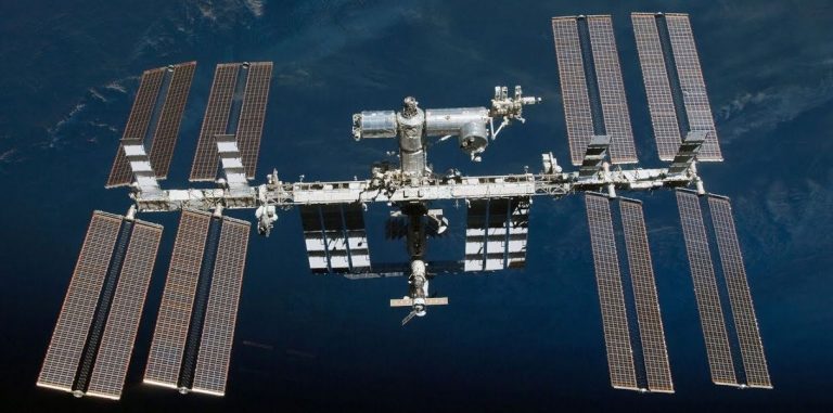 Российские космонавты на МКС получили 25 литров питьевой воды из мочи
