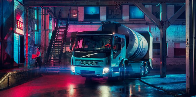 Volvo представила первый электромусоровоз FE Electric для работы в городе