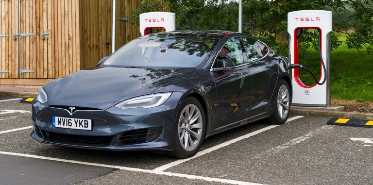 Водитель Tesla включил автопилот и пересел на пассажирское кресло. Его лишили прав на 1,5 года