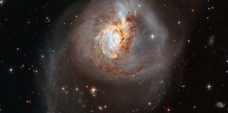 Посмотрите, как галактика NGC 3256 освещает космос
