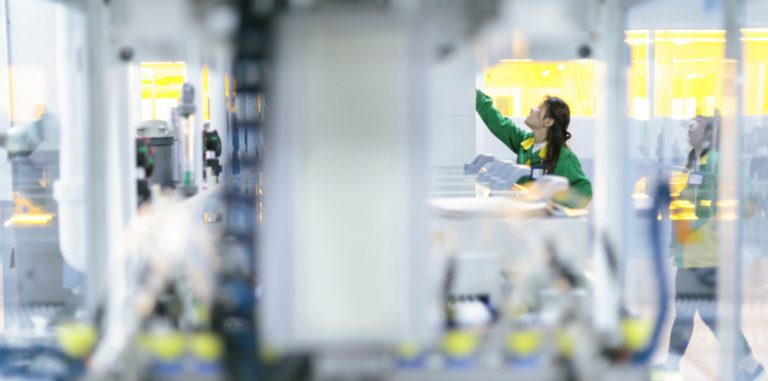 Общественники выявили сильные нарушения условий работы в китайском заводе Amazon