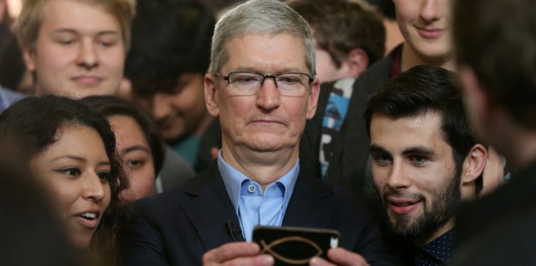 Тим Кук объяснил, зачем Apple отказалась от алгоритмов в отборе новостей. Теперь этим снова занимаются люди
