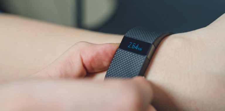 Наркопотребители используют браслеты Fitbit для защиты от передозировки. Врачи говорят, что это плохая идея