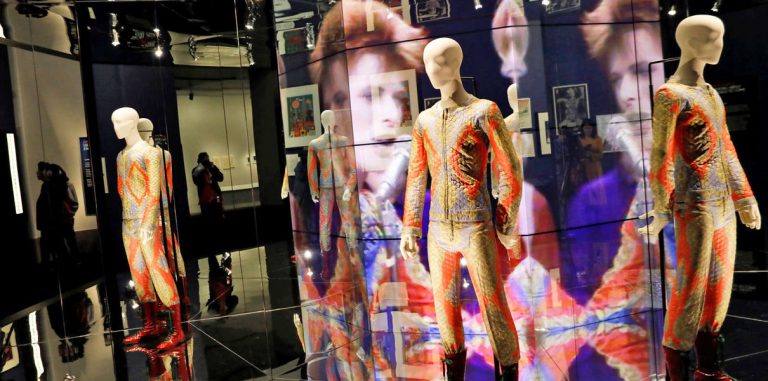 Выставка «David Bowie Is» появится в VR. Теперь Боуи можно не только слушать из дома, но и смотреть!