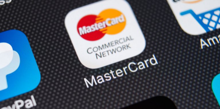 Российские пользователи смогут оплачивать покупки с MasterCard с помощью подмигивания на камеру
