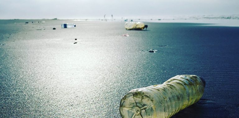 Ученые создали новый вид пластика. Он разлагается в воде за несколько минут