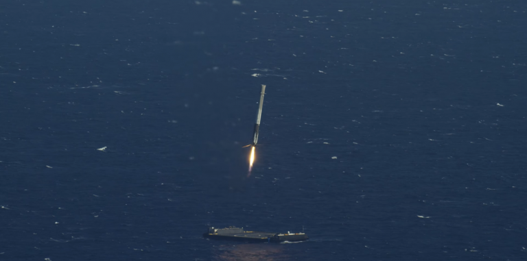 SpaceX впервые успешно посадила Falcon 9 на морскую платформу