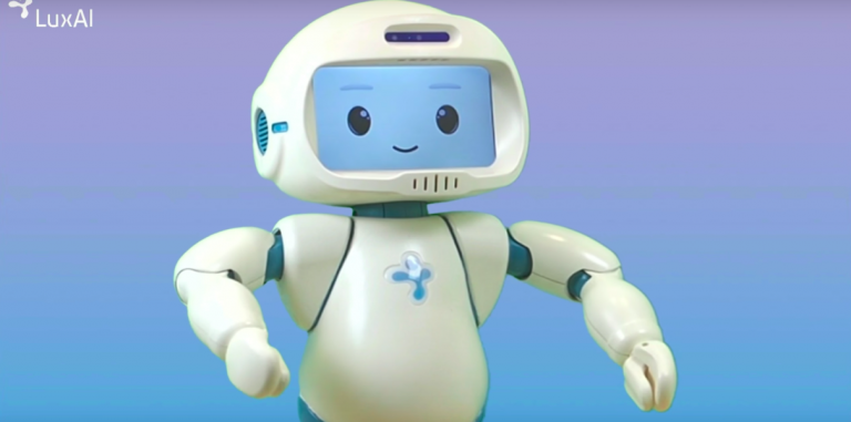 Стартап LuxAI выпустил робота QTrobot — он будет посредником между врачами и детьми с аутизмом