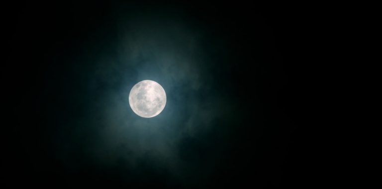 НАСА: Ученые смогли доказать существование льда на поверхности Луны