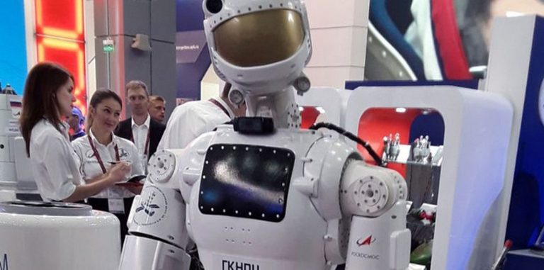 Глава Роскосмоса проигнорировал дружелюбного робота. А тот хотел просто поговорить