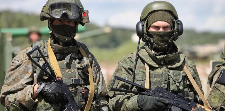 Российские инженеры испытали экзоскелет для военных. Он позволит стрелять из пулемета одной рукой