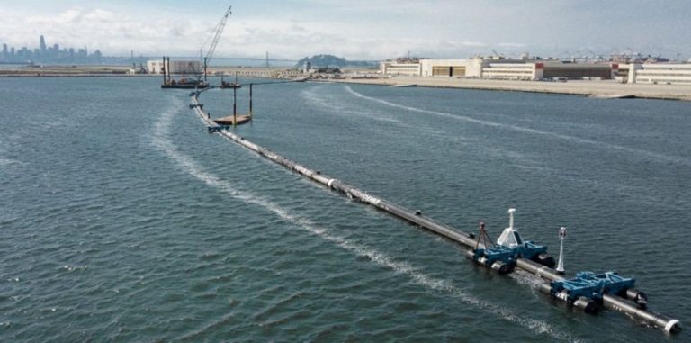 Стартап Ocean Cleanup запустил первые плавучие барьеры для сбора мусора в Тихом океане