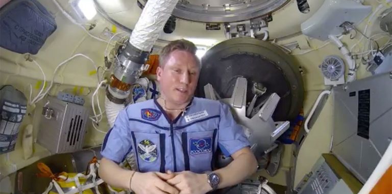 Космонавты показали видео с дырой в «Союзе»