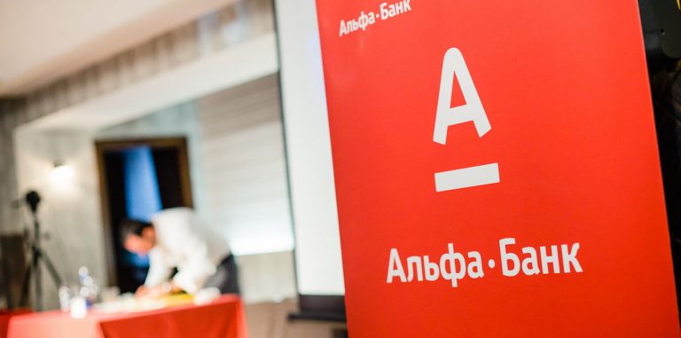 «Альфа-банк» выпустил «Альфа-робота», который делает женщинам комплименты
