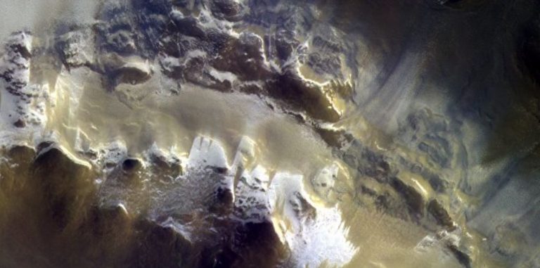 Ученые нашли водяной лед на полюсах Марса
