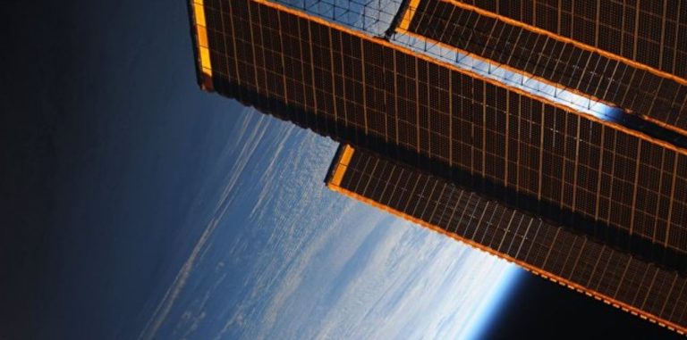 Япония в 2020 году запустит спутник для сбора космического мусора