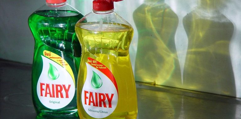 Спасатели нашли бутылку от Fairy, которая больше 50 лет плавает у побережья Великобритании