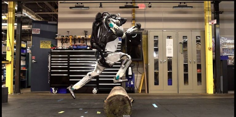 Робота Atlas от Boston Dynamics научили паркуру, а робопса Spot — подниматься по лестнице