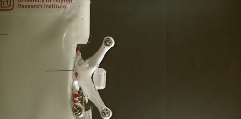 DJI потребовала удалить видео с врезающимся в крыло самолета дроном. В компании назвали эксперимент неправдоподобным