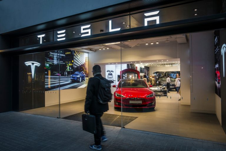 Tesla разрешила американским водителям пользоваться функцией автопилота