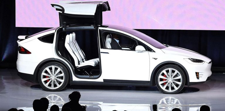 Компания Ford переплатила $55 000, чтобы скопировать Tesla Model X