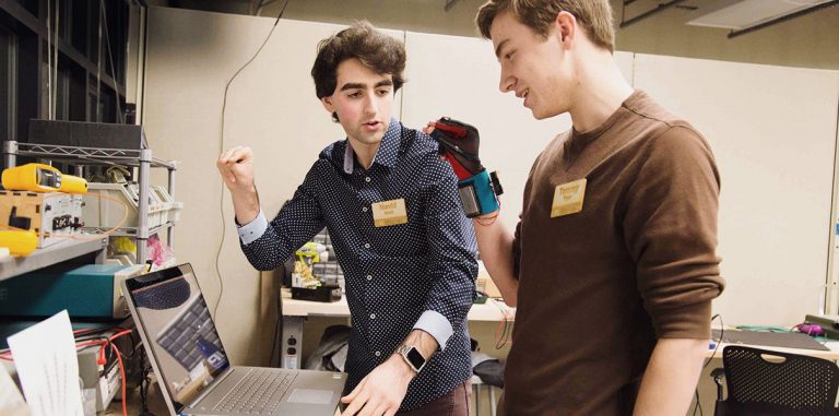Перчатки SignAloud преобразуют язык жестов в речь