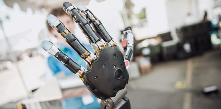 Робокисть DARPA управляется импульсами мозга