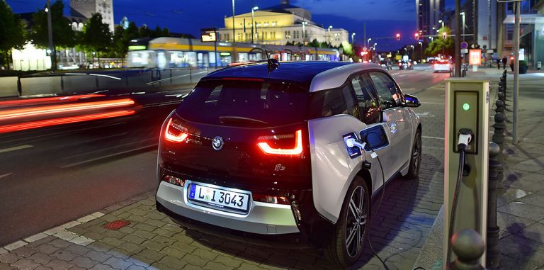 Германия потратит €900 млн для перехода на электромобили