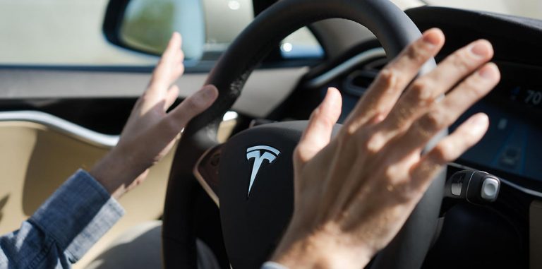 Автомобили Tesla проехали 100 млн миль в режиме автопилота