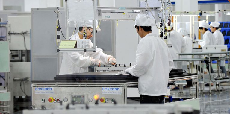 IT-гигант Foxconn заменил 60 тысяч сотрудников роботами