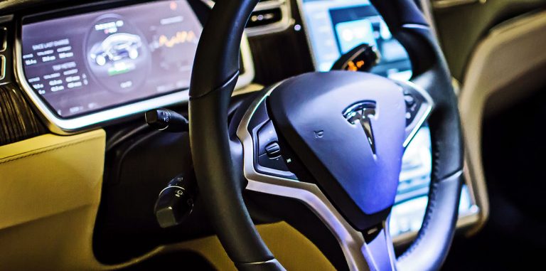 Техдиректор Tesla: «Весь наземный транспорт перейдет на электромоторы»